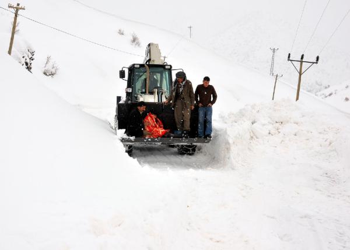 Kar Yolları Kapadı, Hastalanan Köylü Kepçede Taşındı