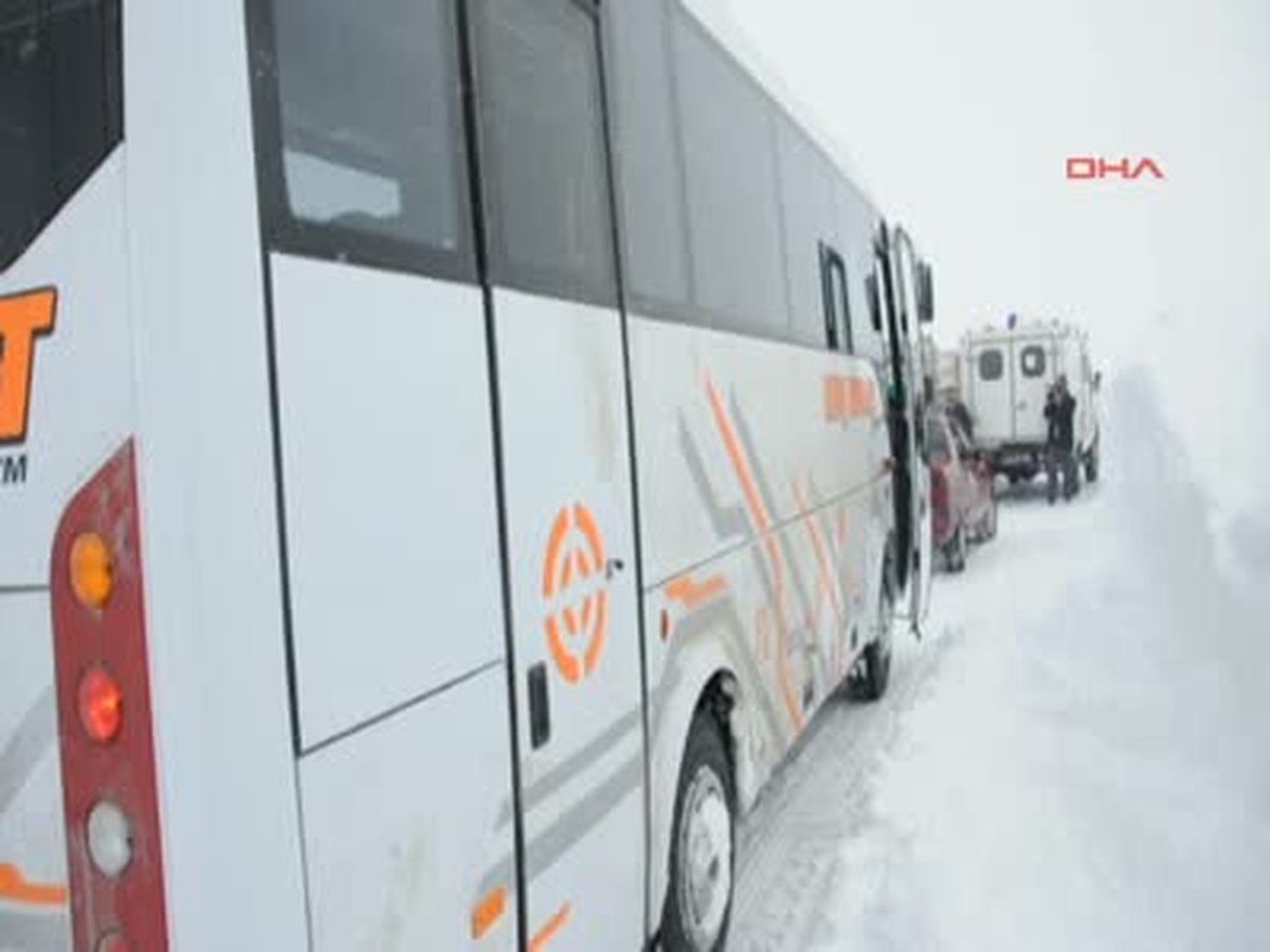 Karayolunda Mahsur Kalan 120 Kişi, 24 Saat Sonra Kurtarıldı