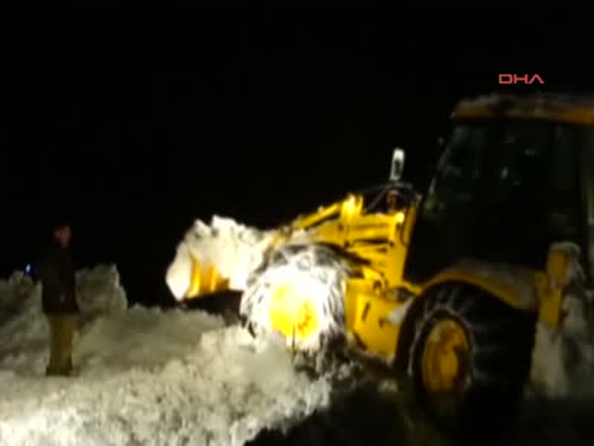 Karda Mahsur Kalan 14 Öğretmen, Baraj Tünelinden Geçirilerek Kurtarıldı