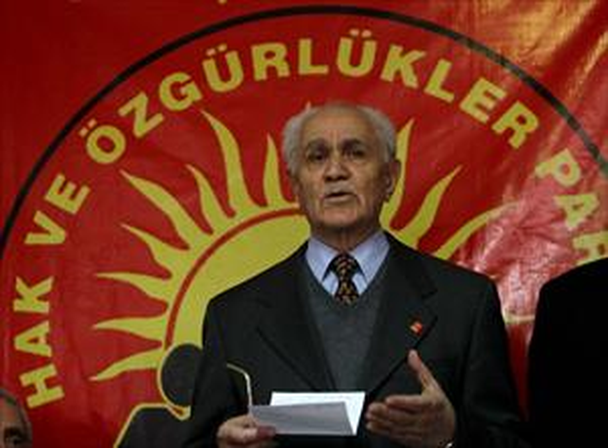 Kemal Burkay Parti Rozetini Taktı