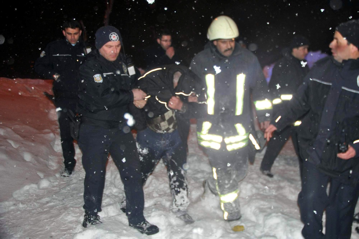 Kız Arkadaşına Kızdı Kayalıklara Çıktı
