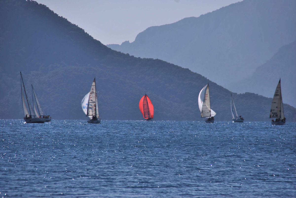 Marmaris\'te Güneşli Havada Yat Yarışı Keyfi