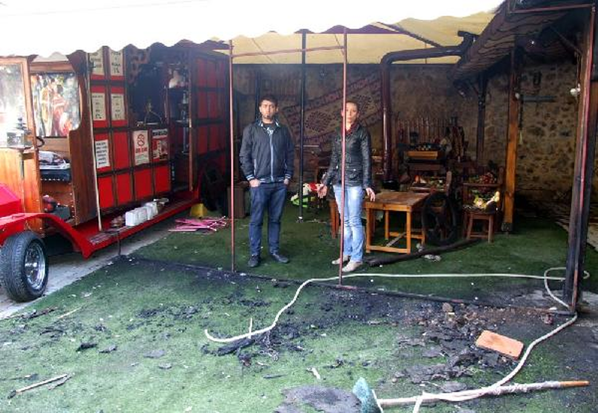 Maskeli İki Kişi Kafeyi Kundakladı