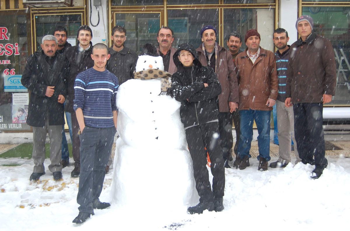 Müşteri Gelmeyince Kardan Adam Yaptılar