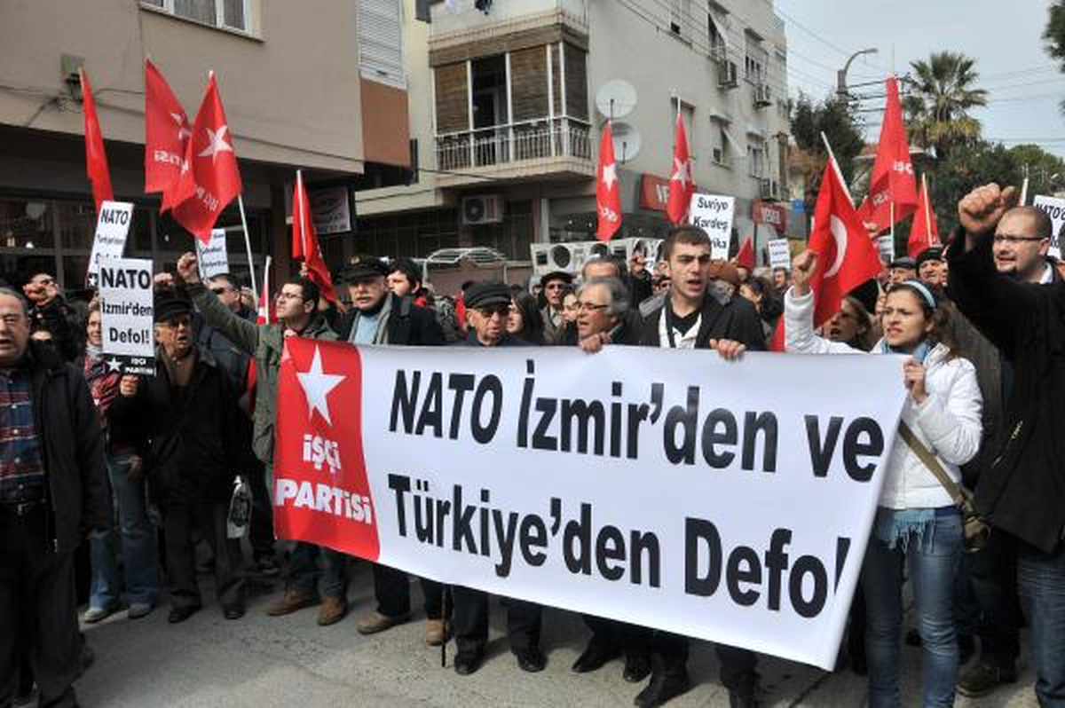 NATO Önünde İp Protestosu