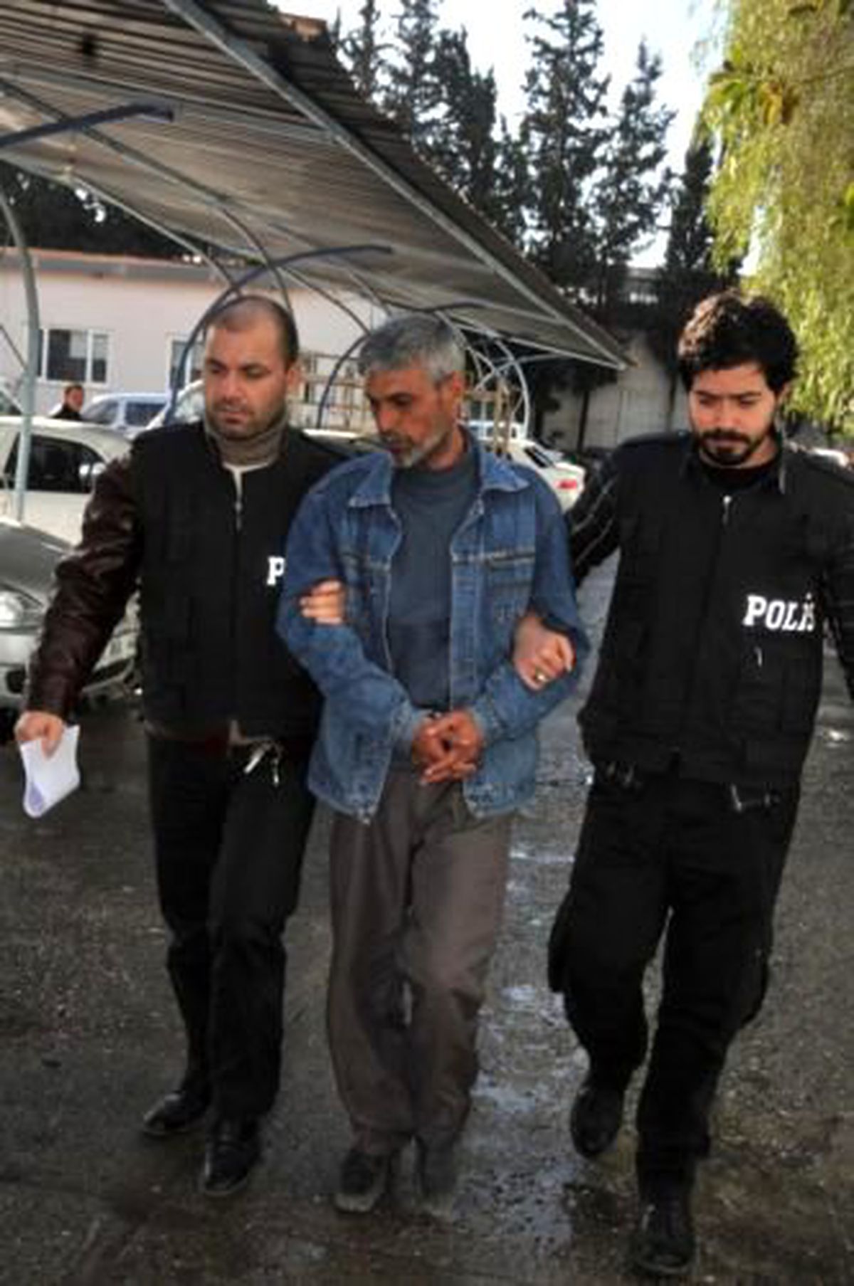 Oğluna Uyuşturucu Sattıran Baba Tutuklandı