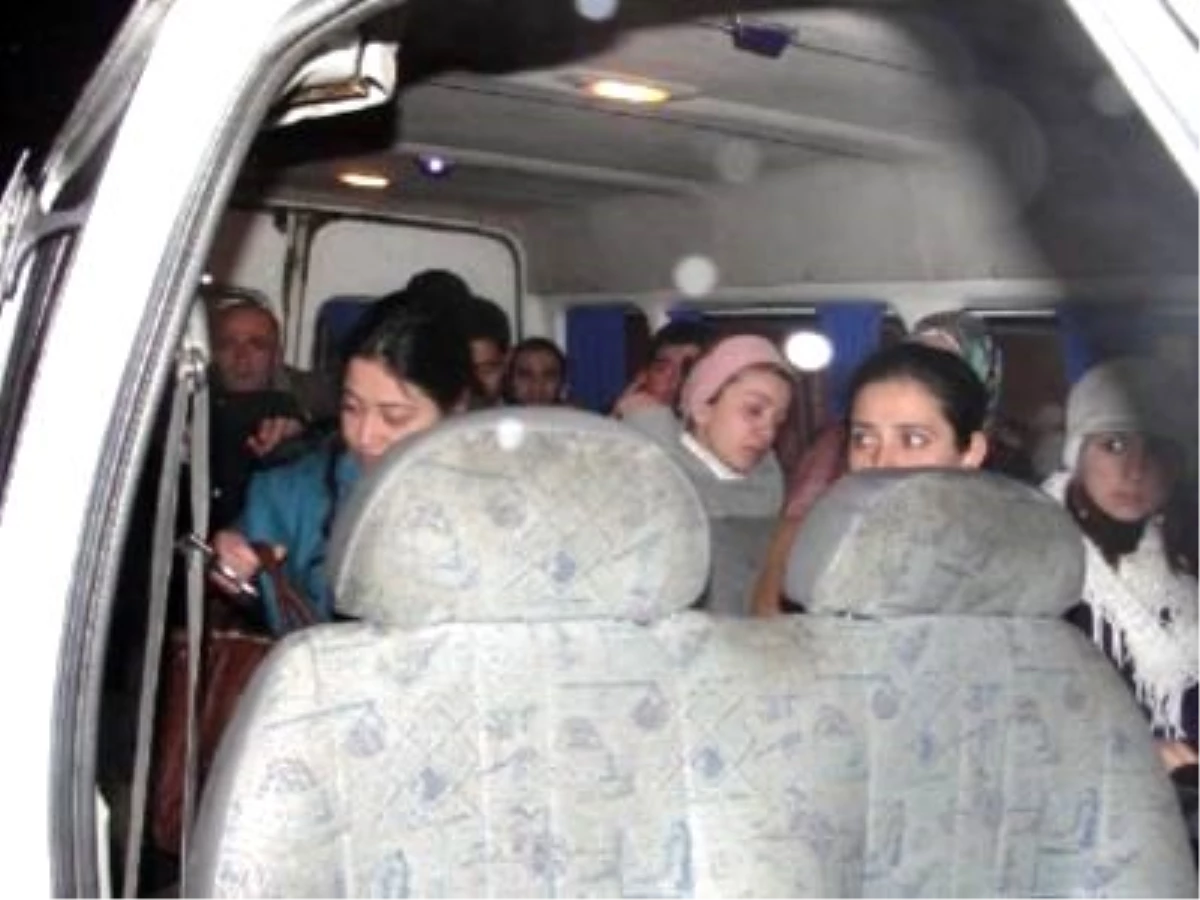 Öğrenci ve Öğretmenlerin Bulunduğu Otobüs, Kar Nedeniyle Yolda Mahsur Kaldı