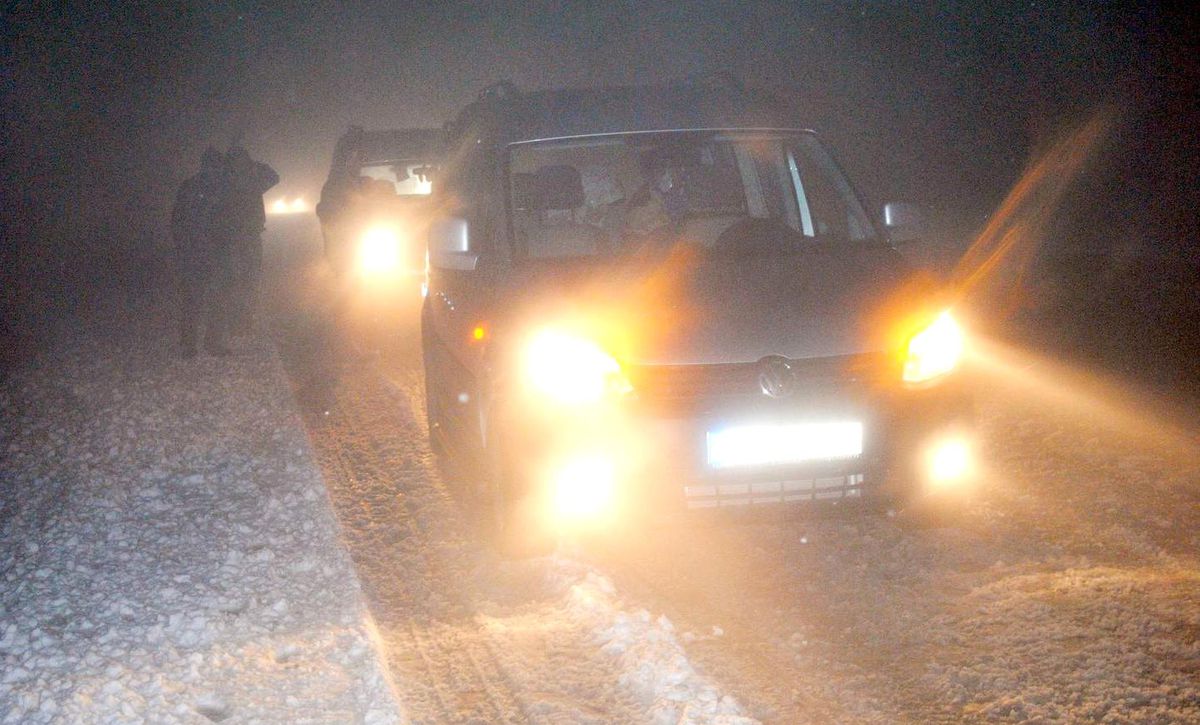 Siverek\'te Kar Yağışı Yolları Kapattı