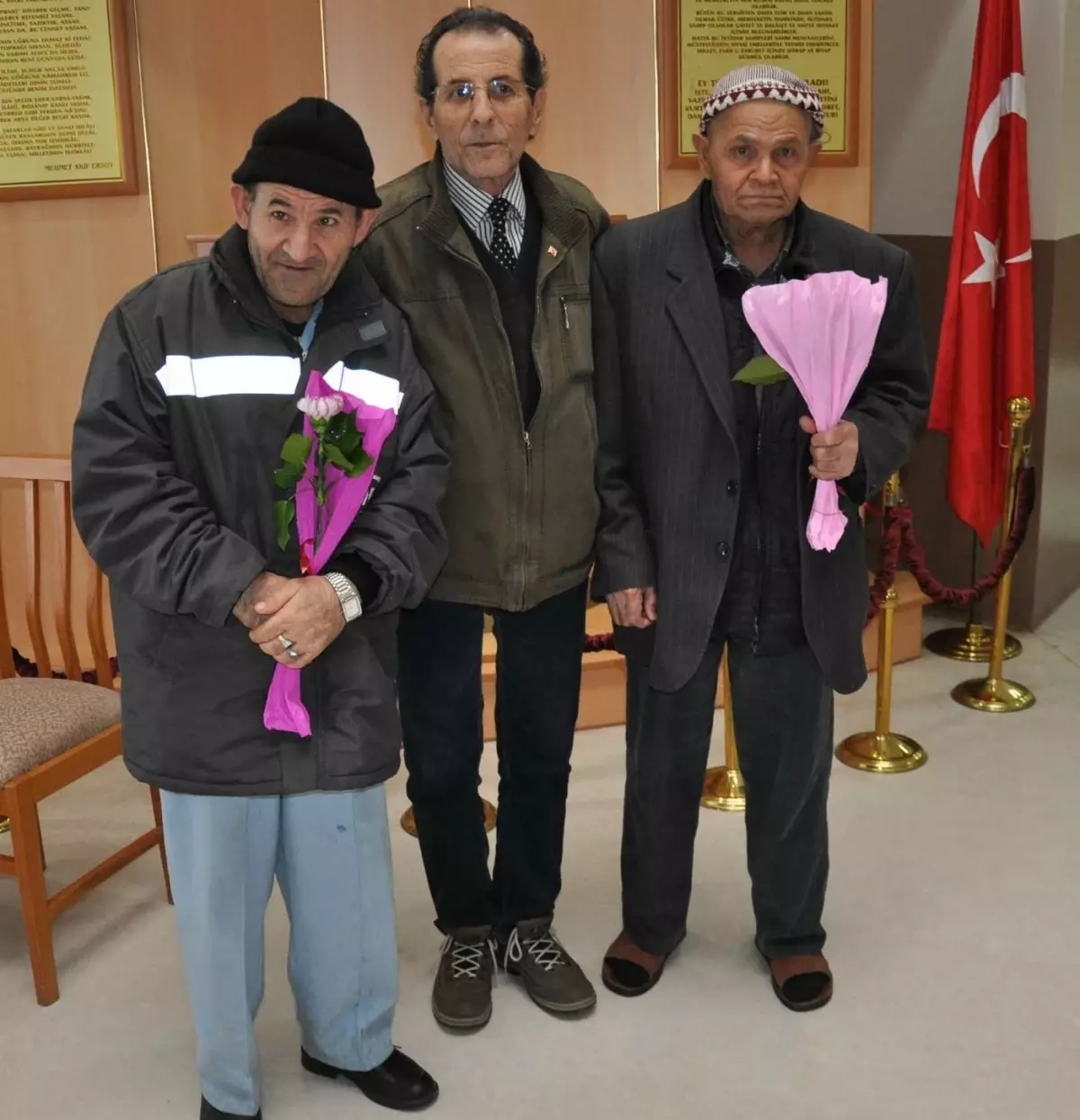 Soma'da Kuran Kursu Öğrencileri Huzurevini Ziyaret Etti