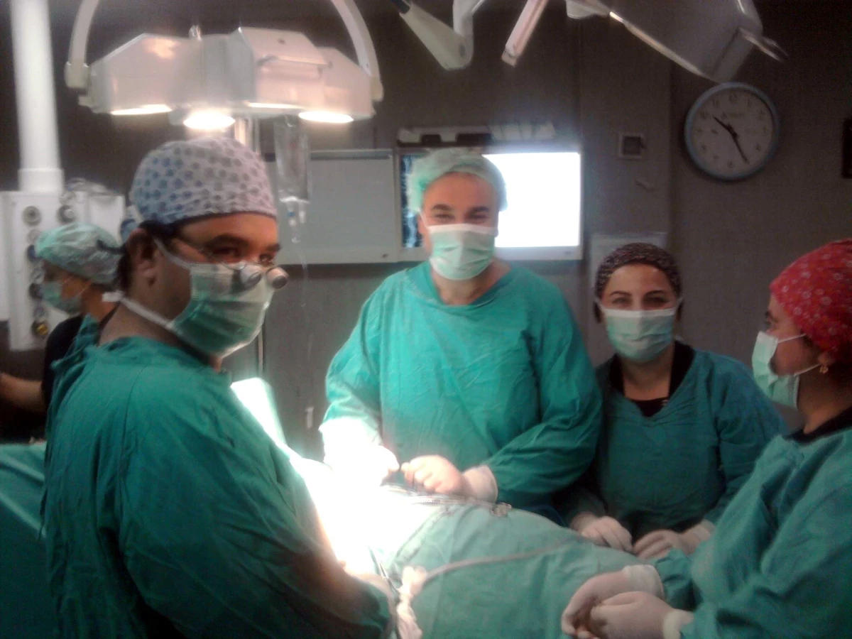 Uşak Devlet Hastanesi\'nde İlk Kez Bir Hasta Uyutulmadan Karodit Endarterekomi Ameliyatı Oldu