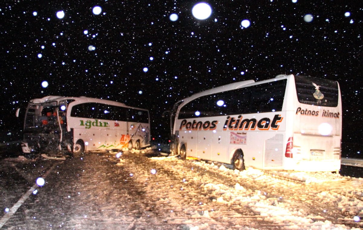 Yolcu Otobüsleri Kafa Kafaya Çarpıştı: 21 Yaralı