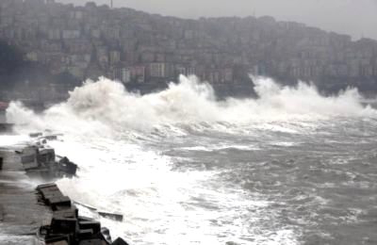 Zonguldak'ı Bu Kez Azgın Dalgalar Vurdu