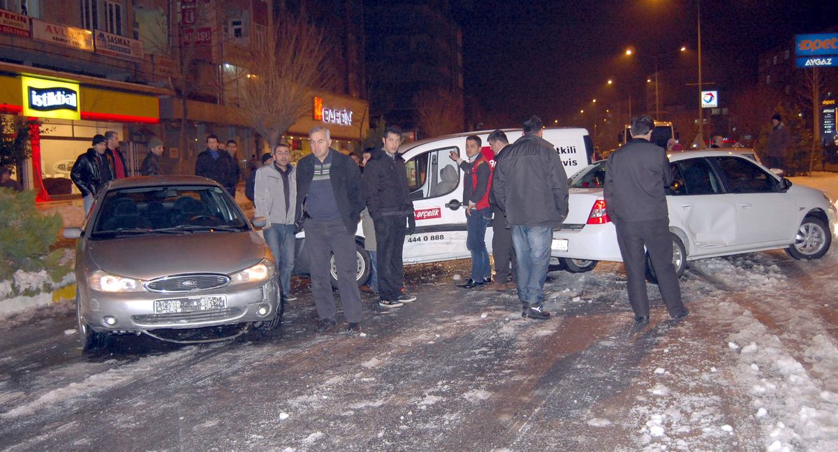 Adıyaman\'da Yollar Buz Pisti