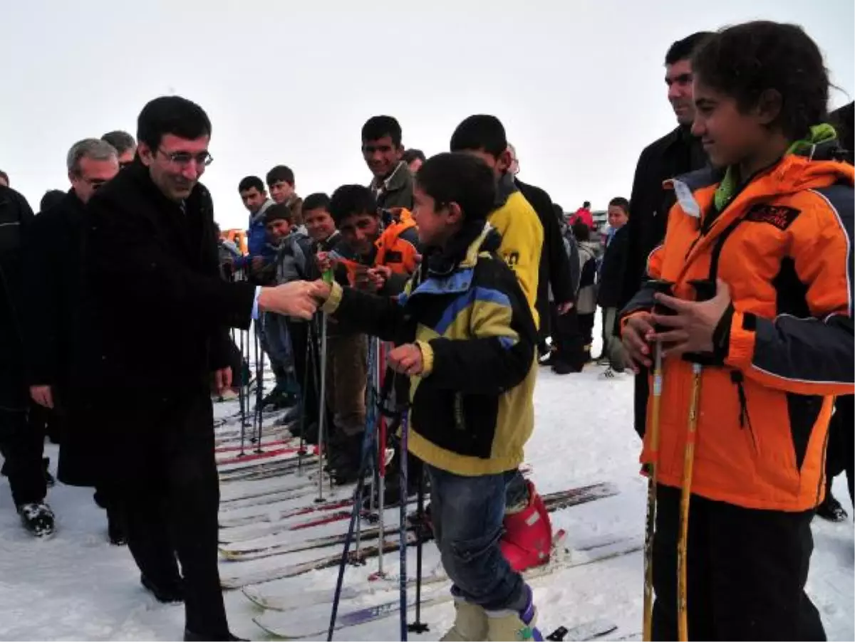 Bakan ve Vali, Telesiyejde 10 Dakika Asılı Kaldı