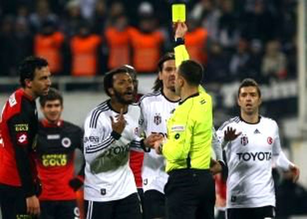 Beşiktaş\'a Derbi Öncesi İki Kötü Haber!
