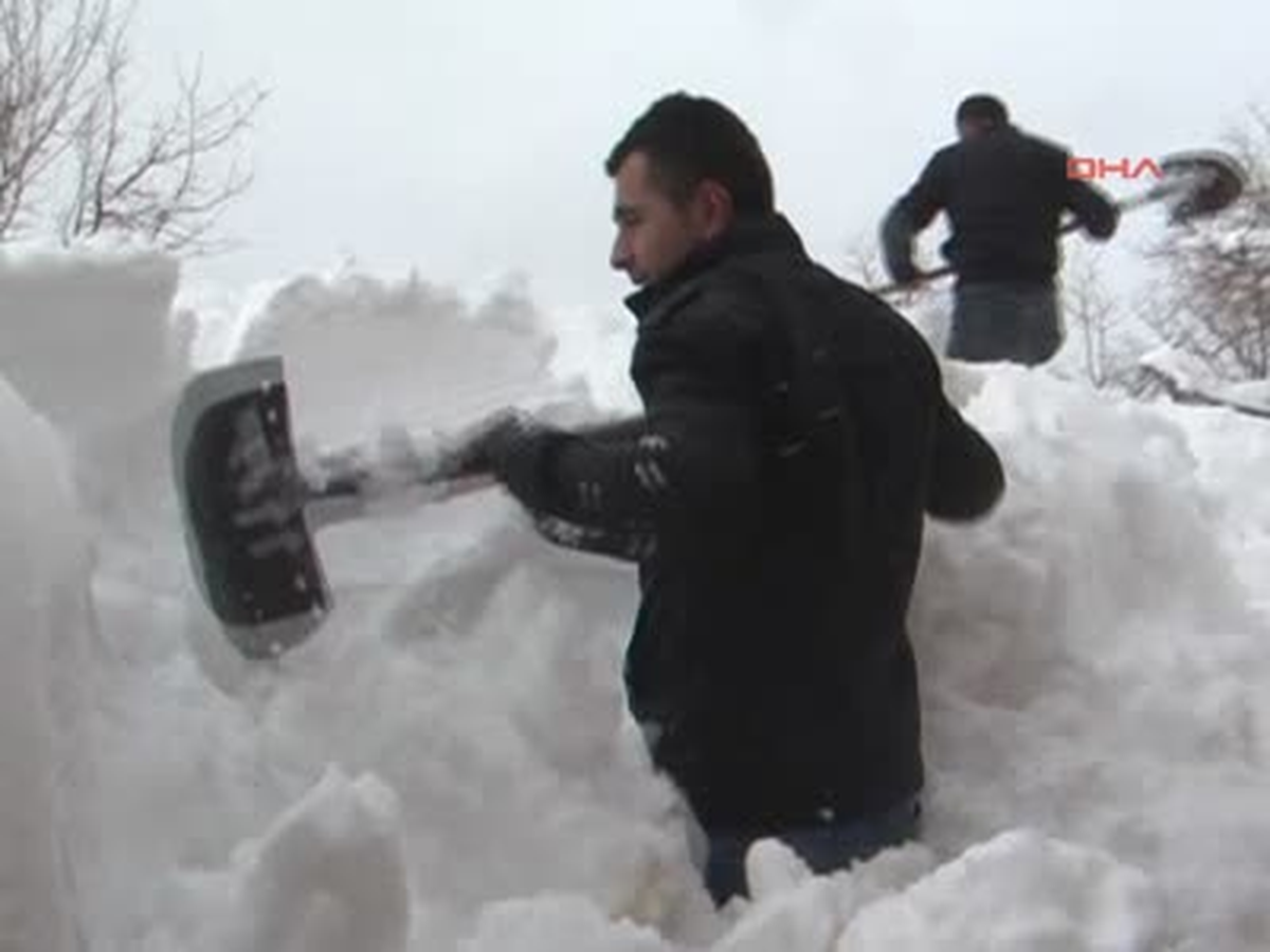 Beytüşşebap\'ta Evler Kar Altında Kaldı
