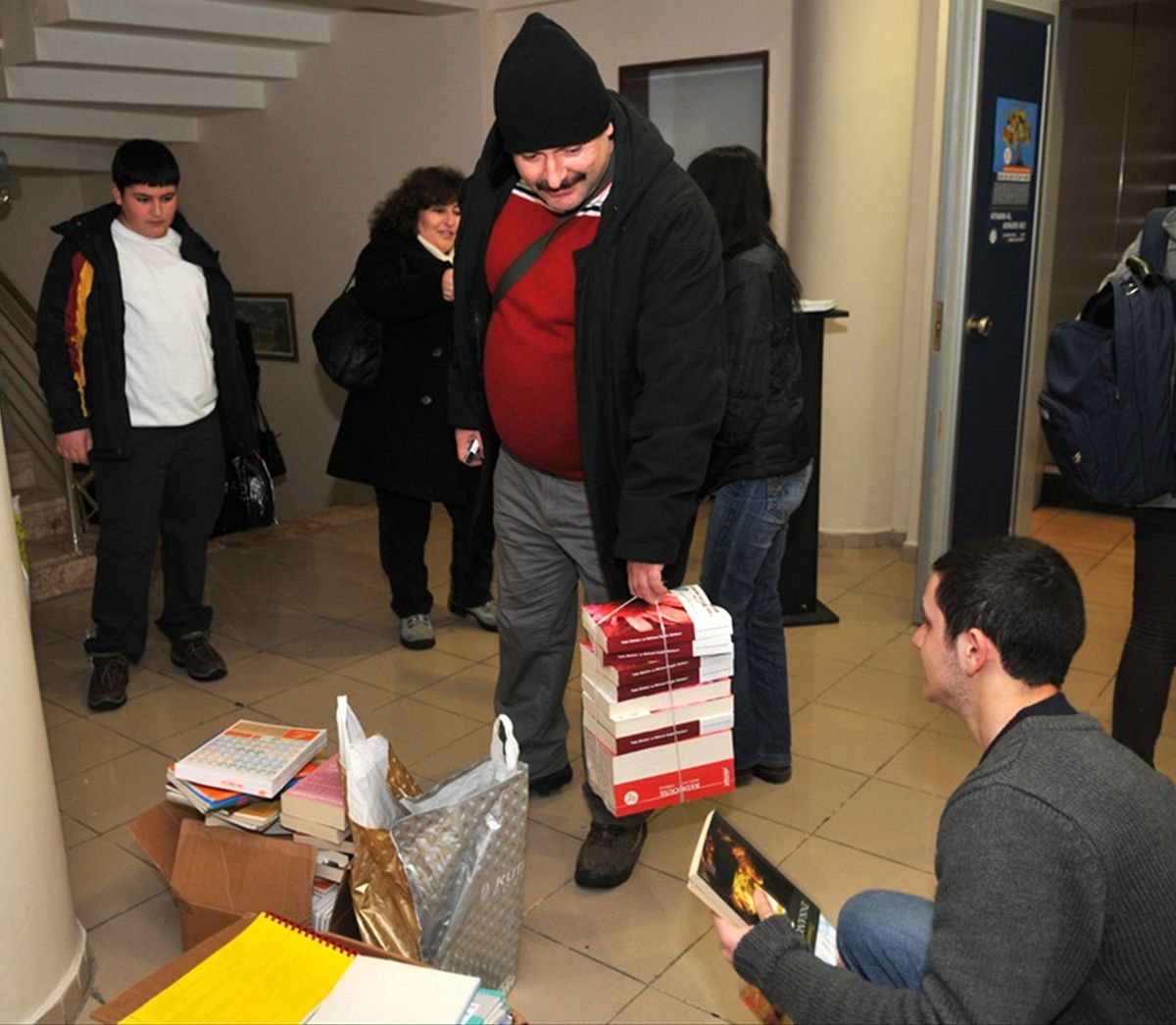 Bu Konsere Biletle Değil Kitap Vererek Girdiler