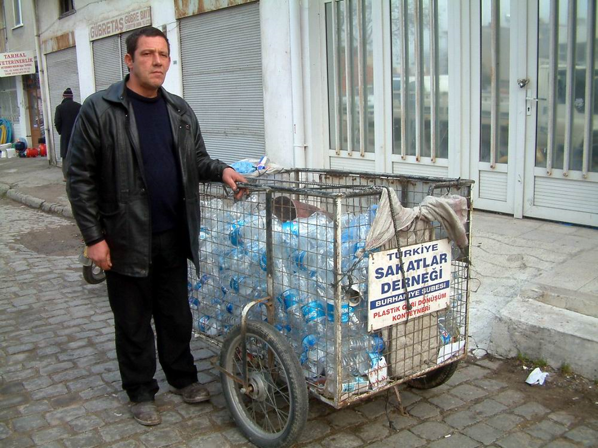 Burhaniye\'de Pet Şişeler Sakatlar Derneğine