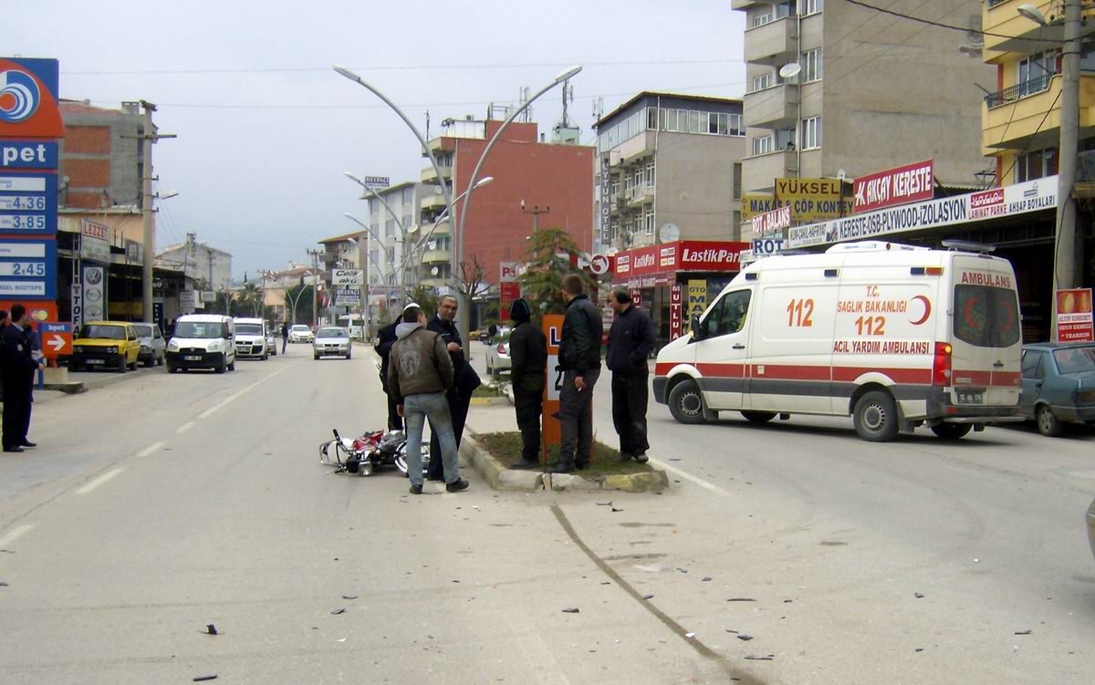 Edremit\'te Motosiklet Araçla Çarpıştı: 1 Yaralı