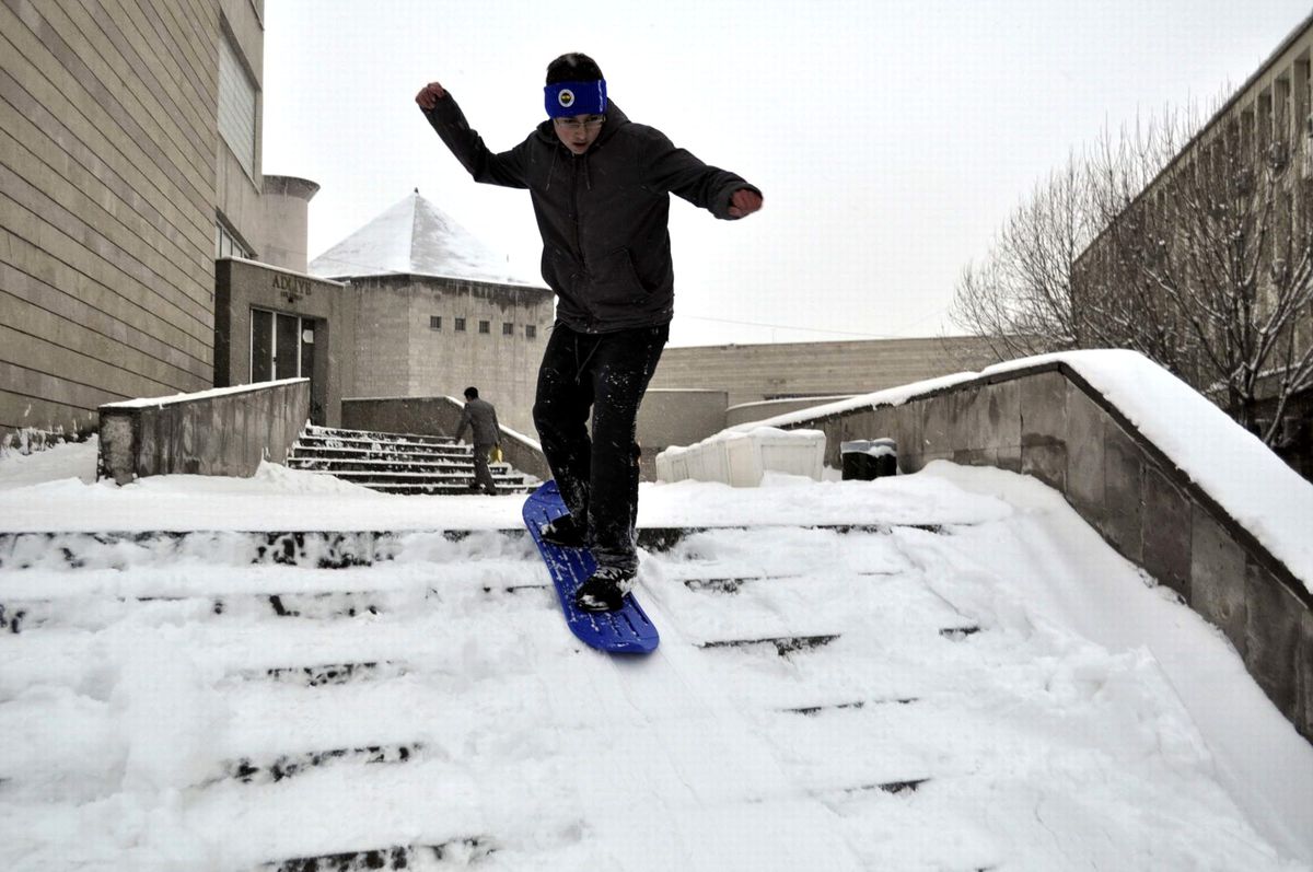 Erciyes\'e Çıkamadılar Adliye\'de Snowboard Yaptılar