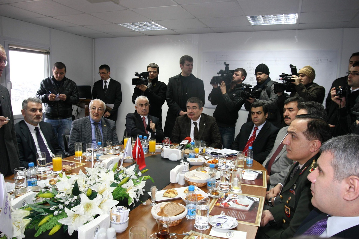 İçişleri Bakanı Şahin, Havaalanı İnşaatını İnceledi
