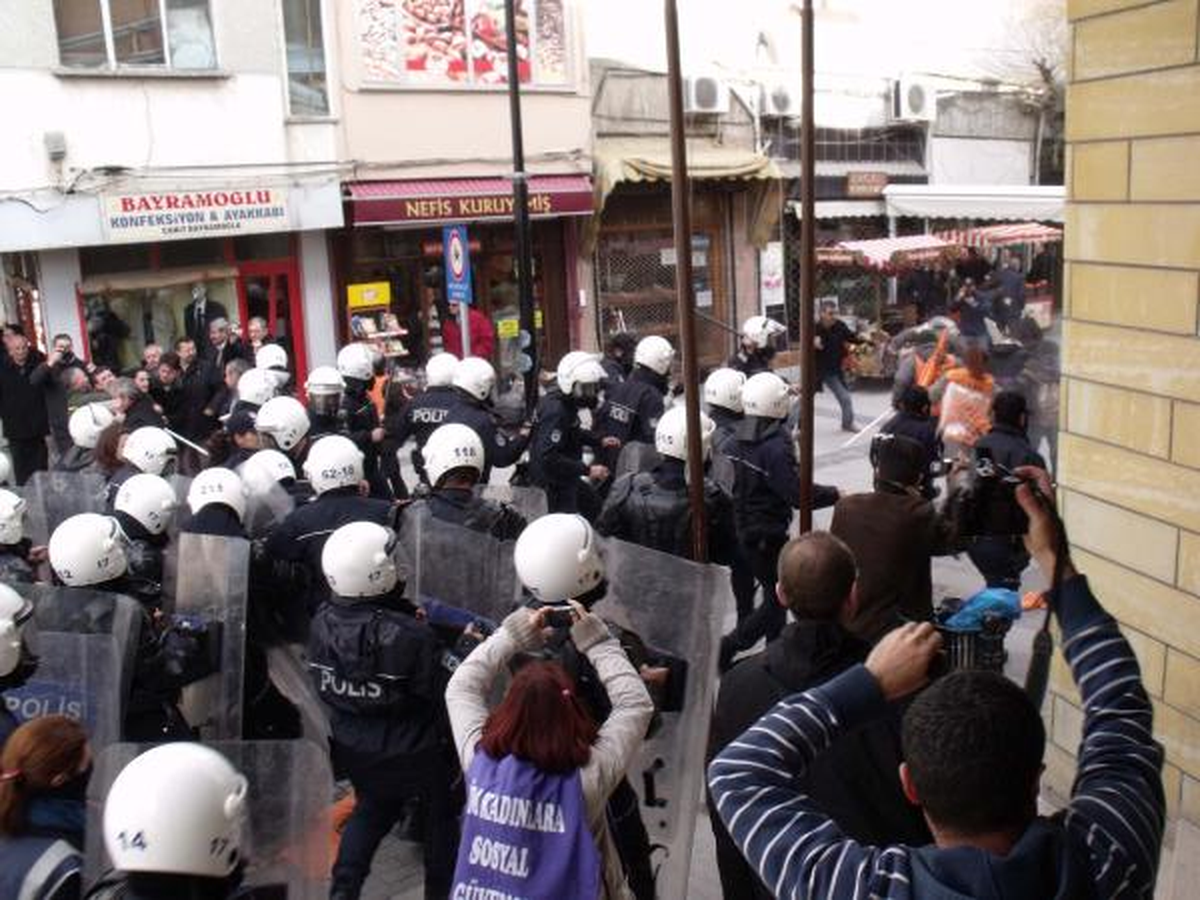 İzinsiz Gösteriye Biber Gazlı Müdahale; 6 Gözaltı