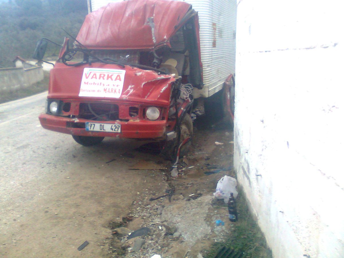 Kamyonet Duvara Çarptı: 1 Ölü