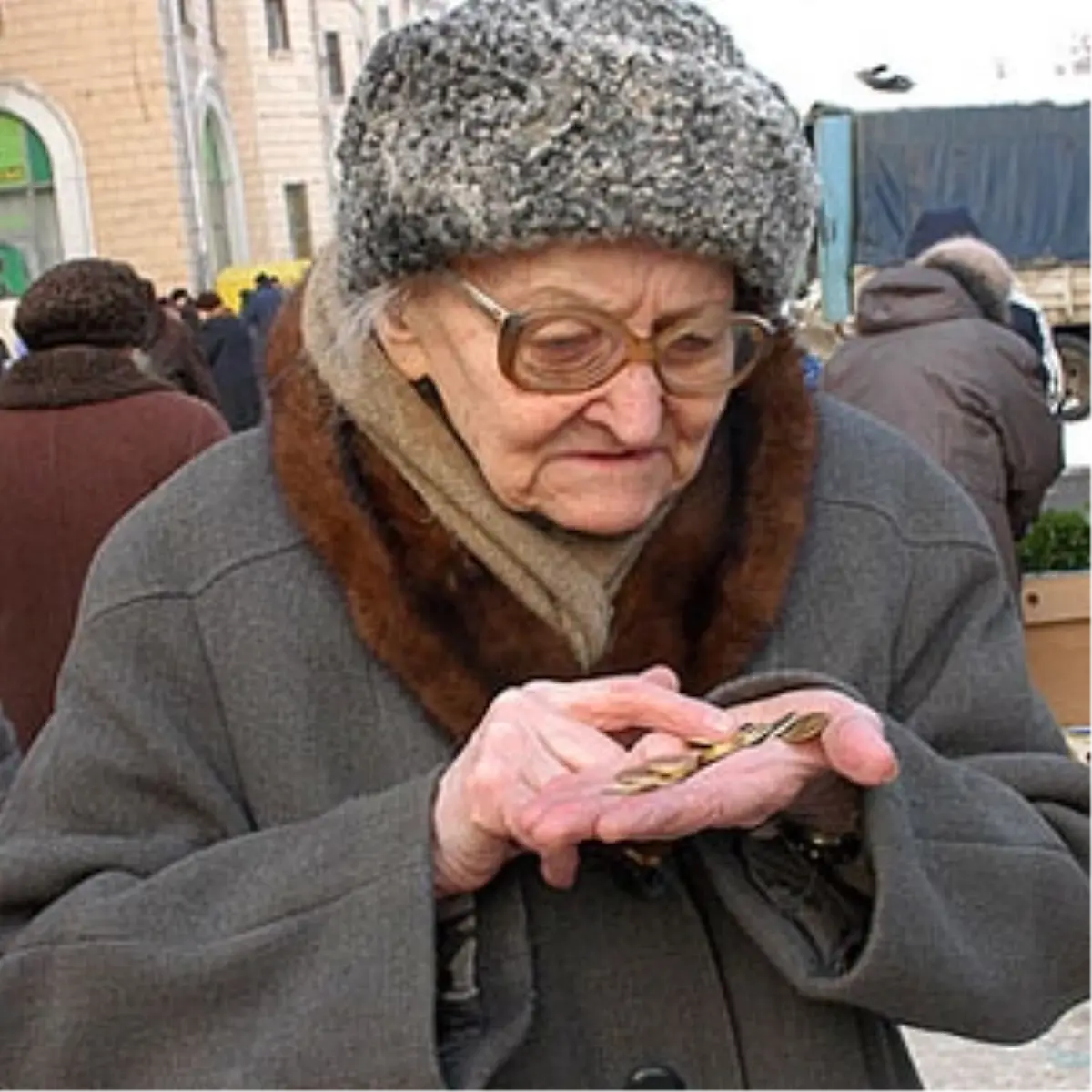 Komşuda Emekli Maaşları Azaltılacak