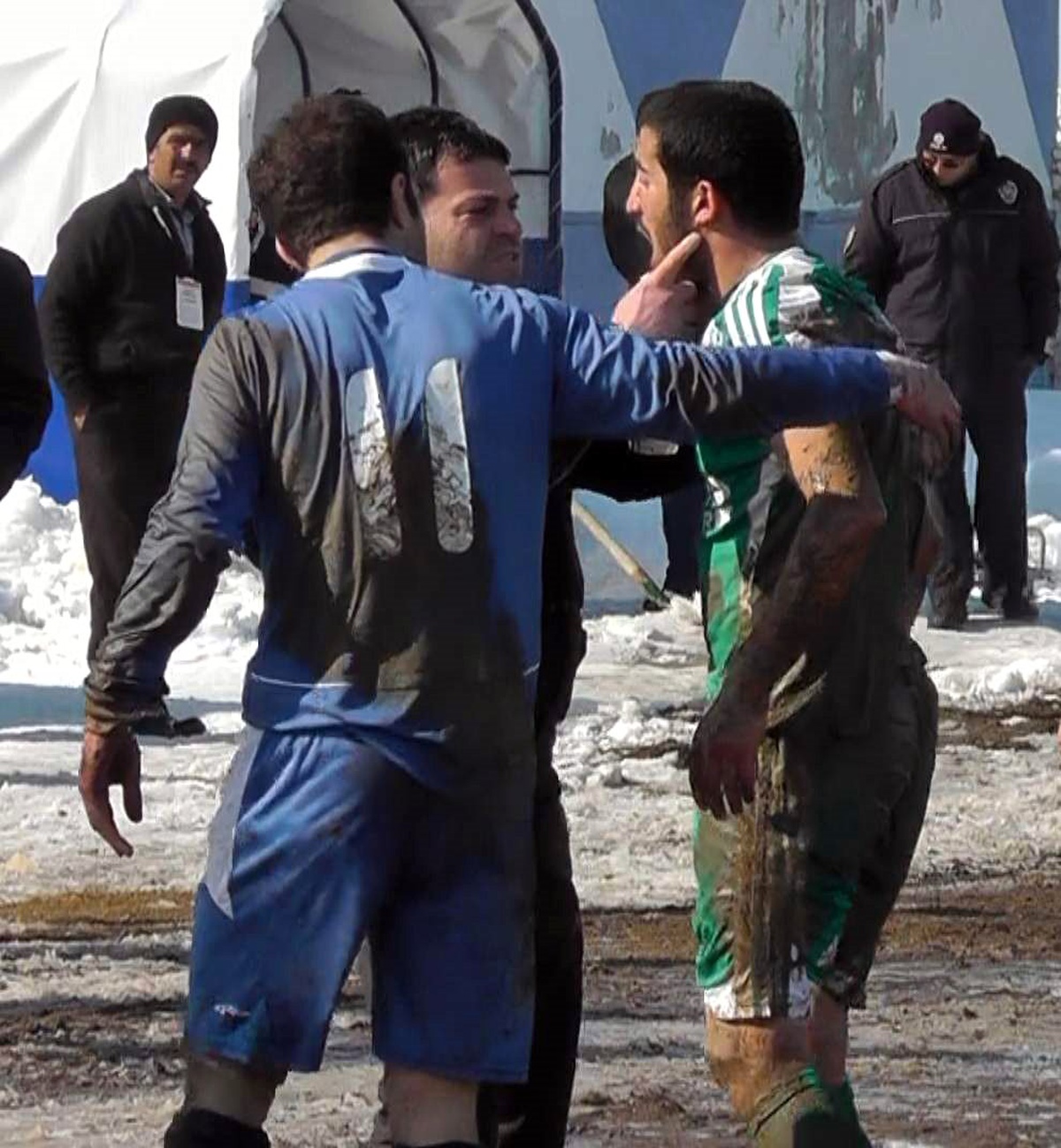 Maçta Dili Boğazına Kaçan Futbolcu Ölümden Döndü