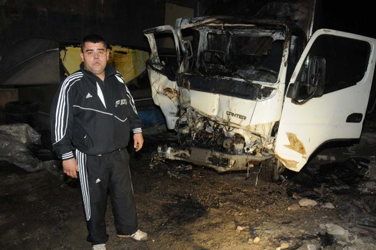 Park Halindeki Hasarlı Kamyonet Kundaklandı
