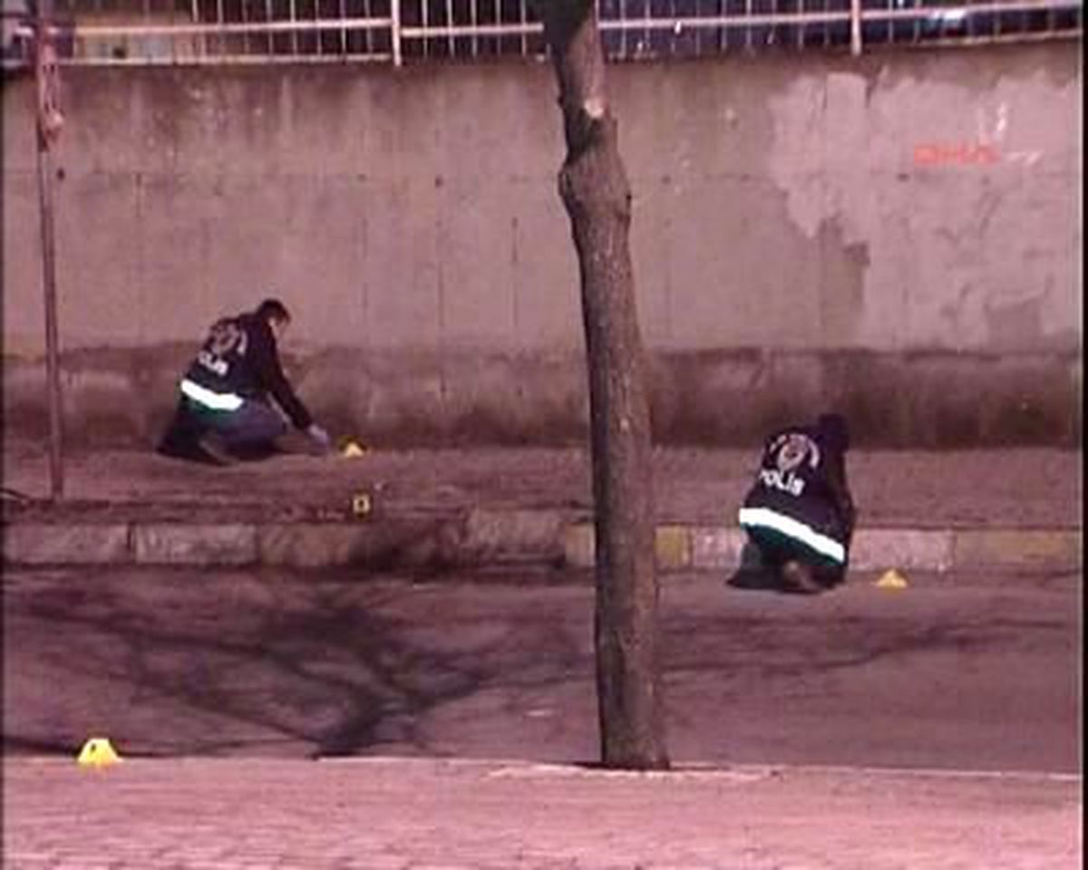 Polise Ses Bombalı ve Molotoflu Saldırı