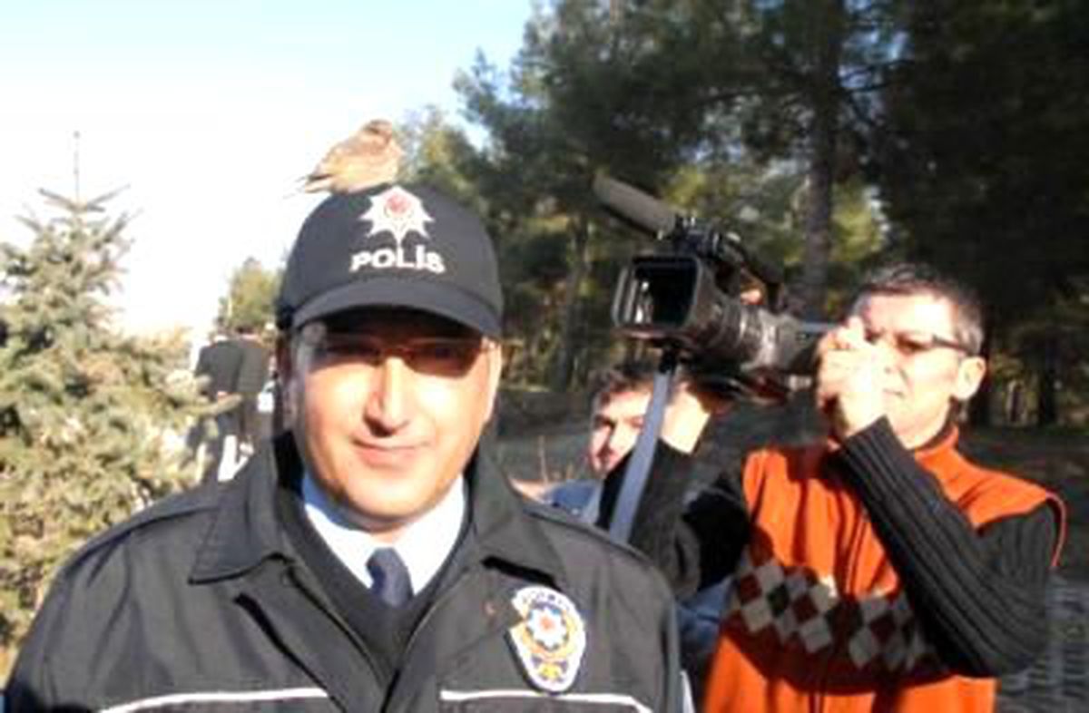 Polisin Başına Kuş Kondu