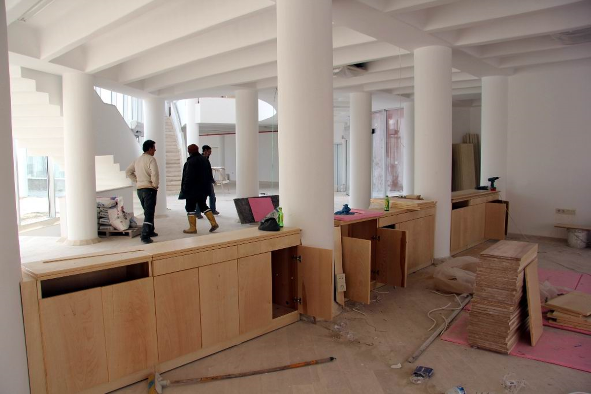 Yeni Belediye Hizmet Binasının İlk Tefrişatı Döşeniyor