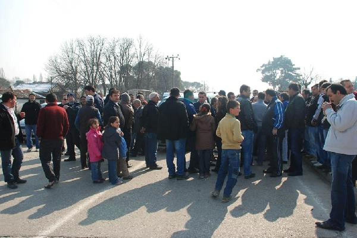 Yol Kapatarak Hizmet İstediler