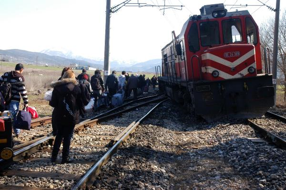 Yolcu Treni Raydan Çıktı