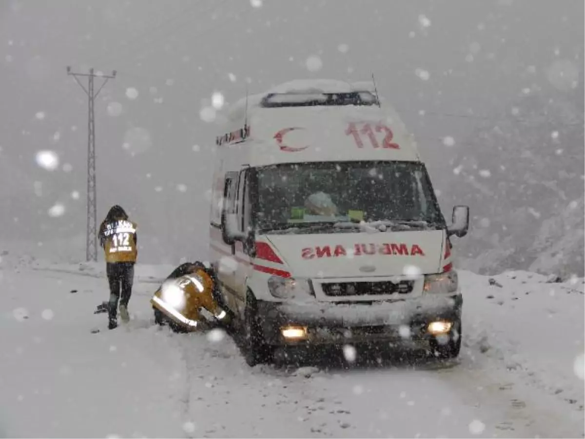 Yolu Kardan Kapanan Köydeki Hasta, 4 Saatte Hastaneye Ulaştırıldı