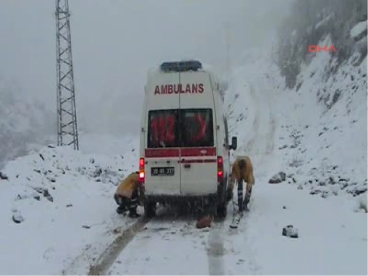 Yolu Kardan Kapanan Köydeki Hasta, 4 Saatte Hastaneye Ulaştırıldı