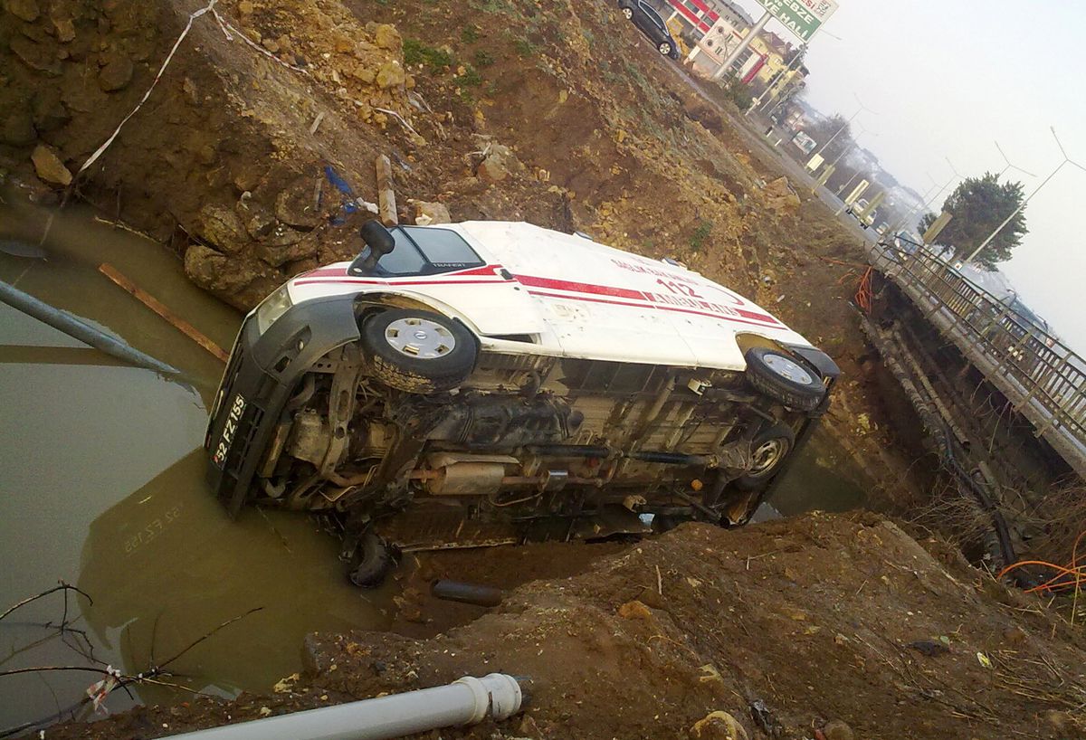 112 Ambulansı Kaza Yaptı: 2 Yaralı