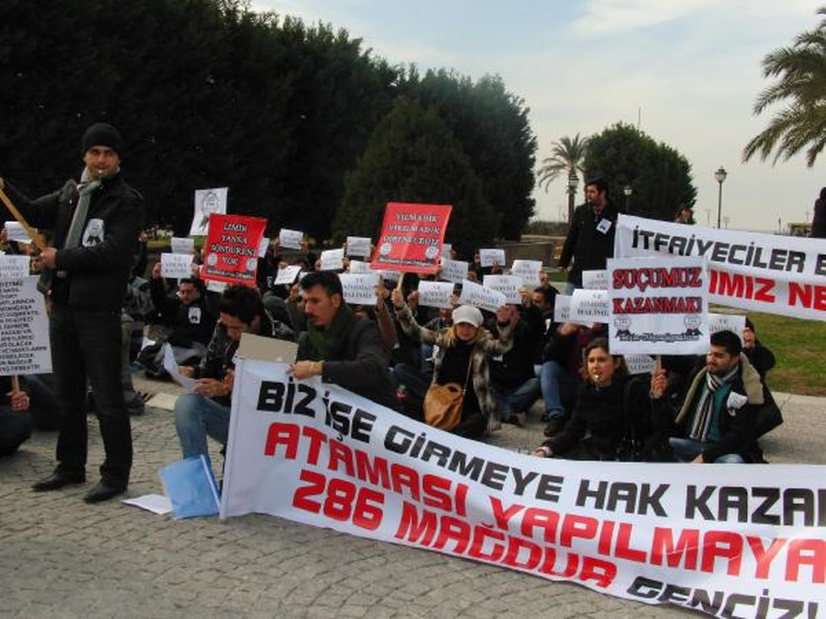 Atanamayan İtfaiyecilerden Oturma Eylemi