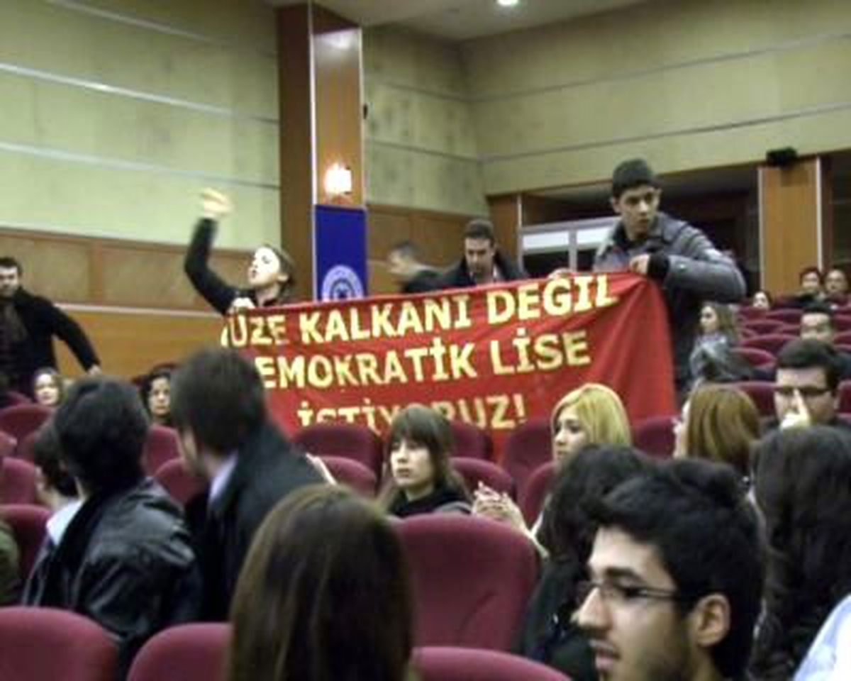 Bakan Yılmaz\'a Üniversitede Protesto: 2 Gözaltı