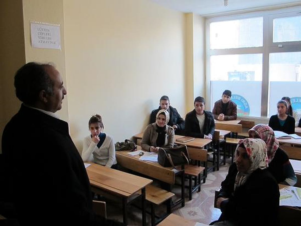 Başkan Arslan Belediyemizin ÖSS Dershanesini Gezdi