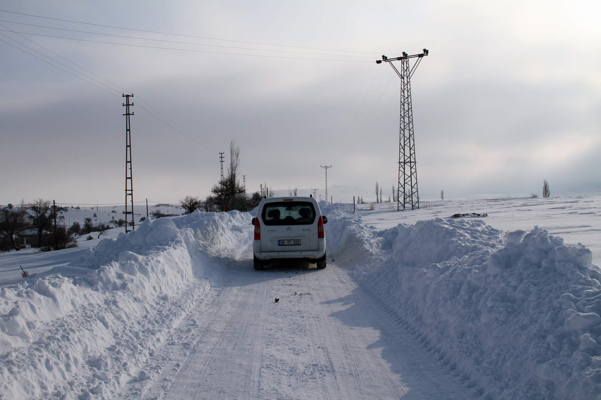 Bir Metreyi Aşan Karlı Yollar Açık