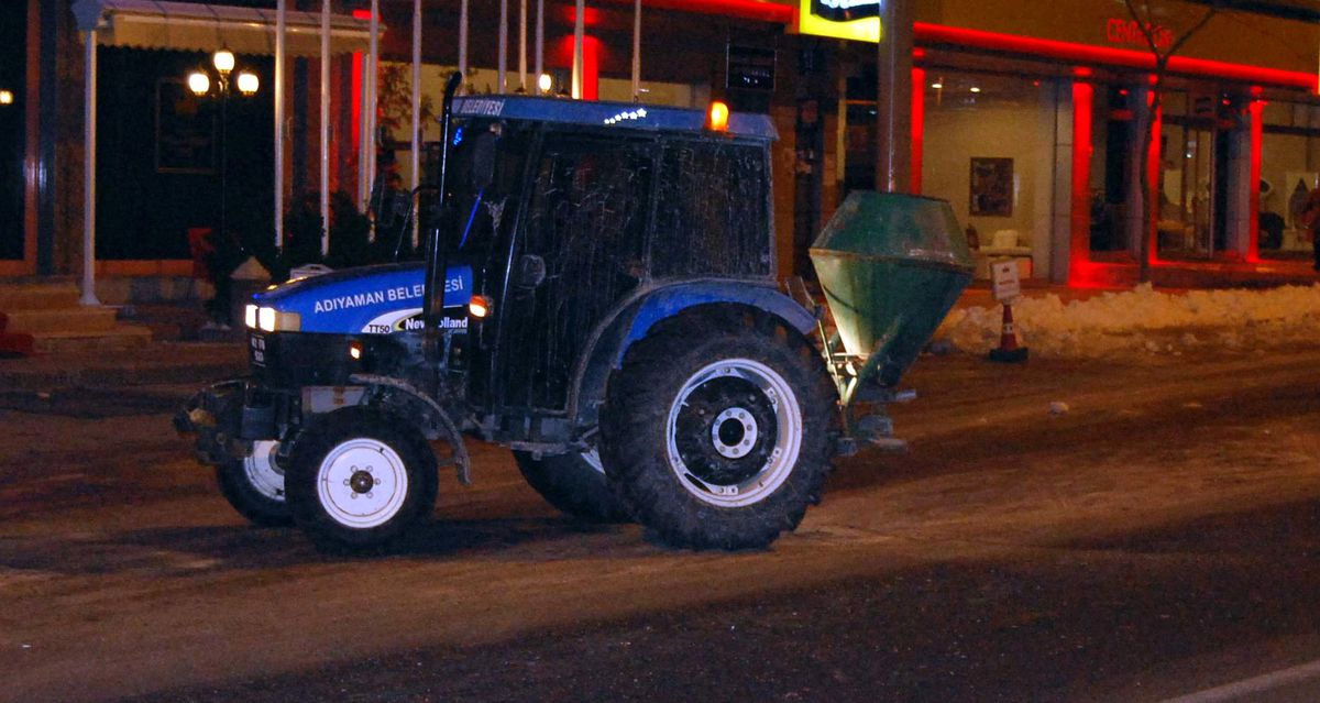 Buzda Kayan Araç Basın Mensuplarının Arasına Daldı