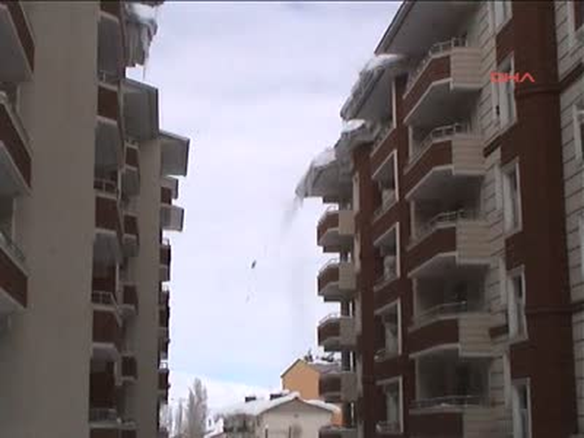 Çatıda Biriken Karlar Arabanın Tavan Kısmını Çökertti