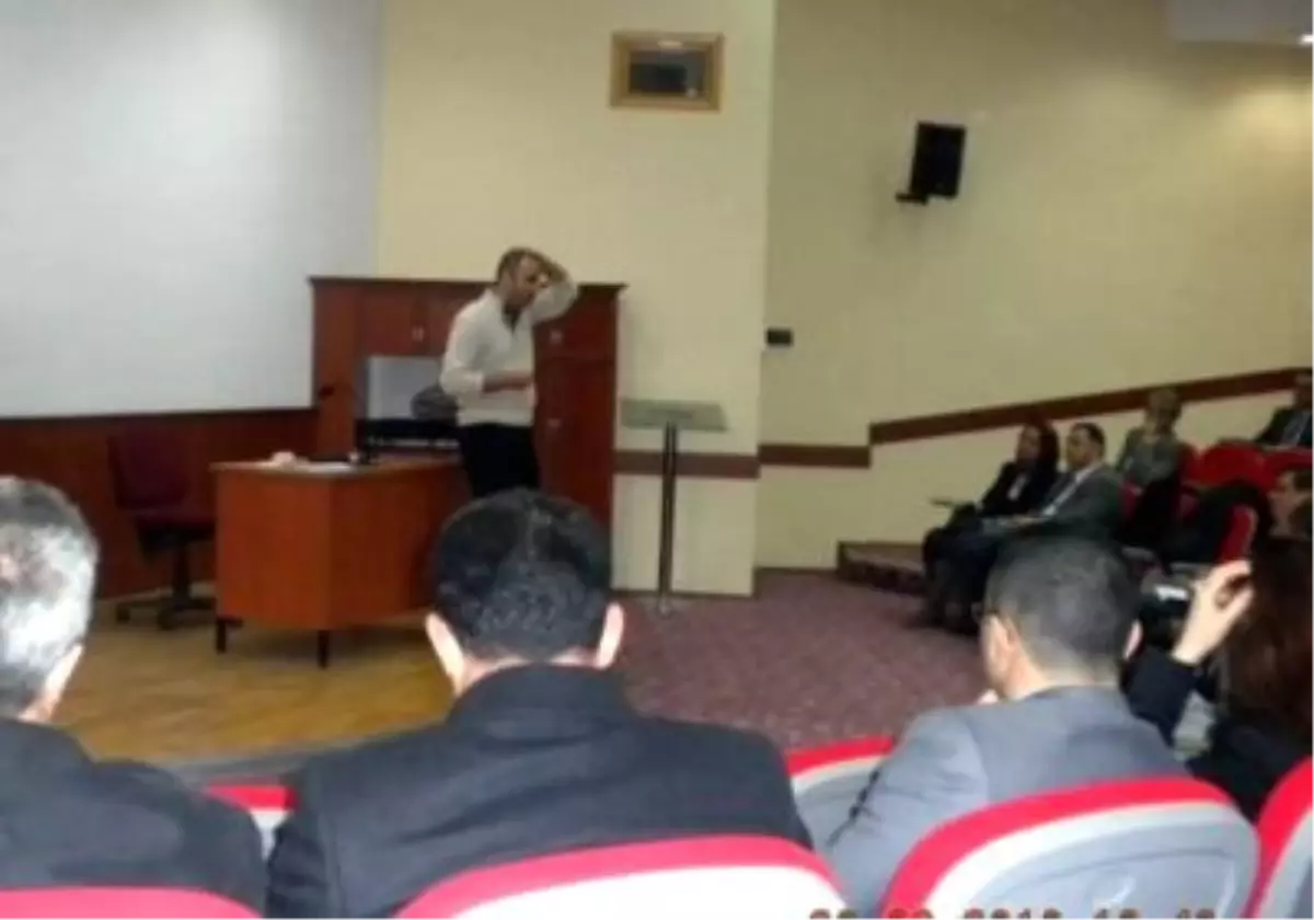 Edremit'te Okul Müdürlerine Liderlik ve Yöneticilik Semineri Veriliyor