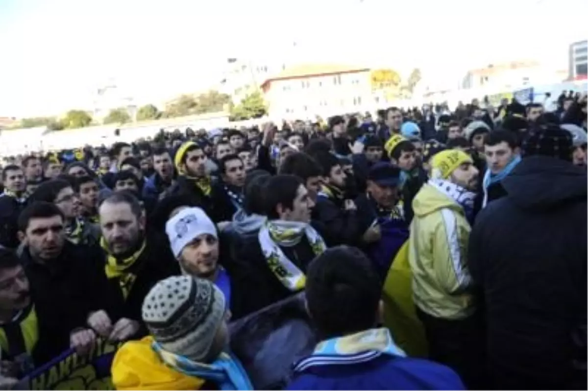 Fenerbahçeli Taraftarlar Çağlayan\'a Akın Etti