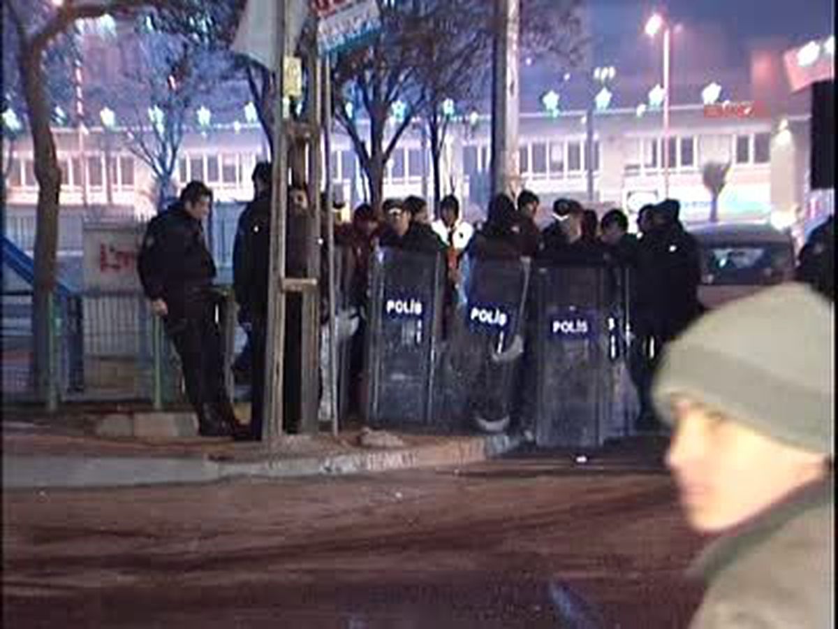 Gaziosmanpaşa\'da Polise Ses Bombalı Saldırı