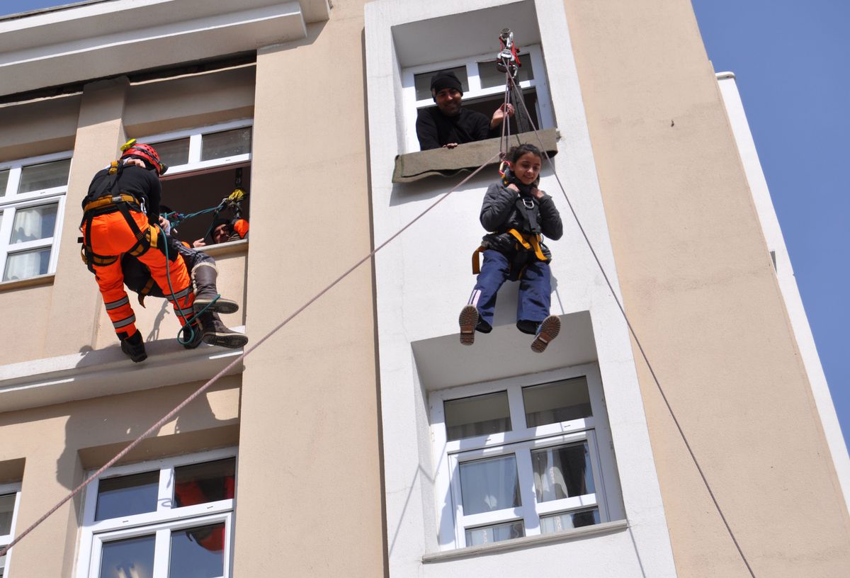 Gölbaşı\'nda Yangın ve Deprem Tatbikatı