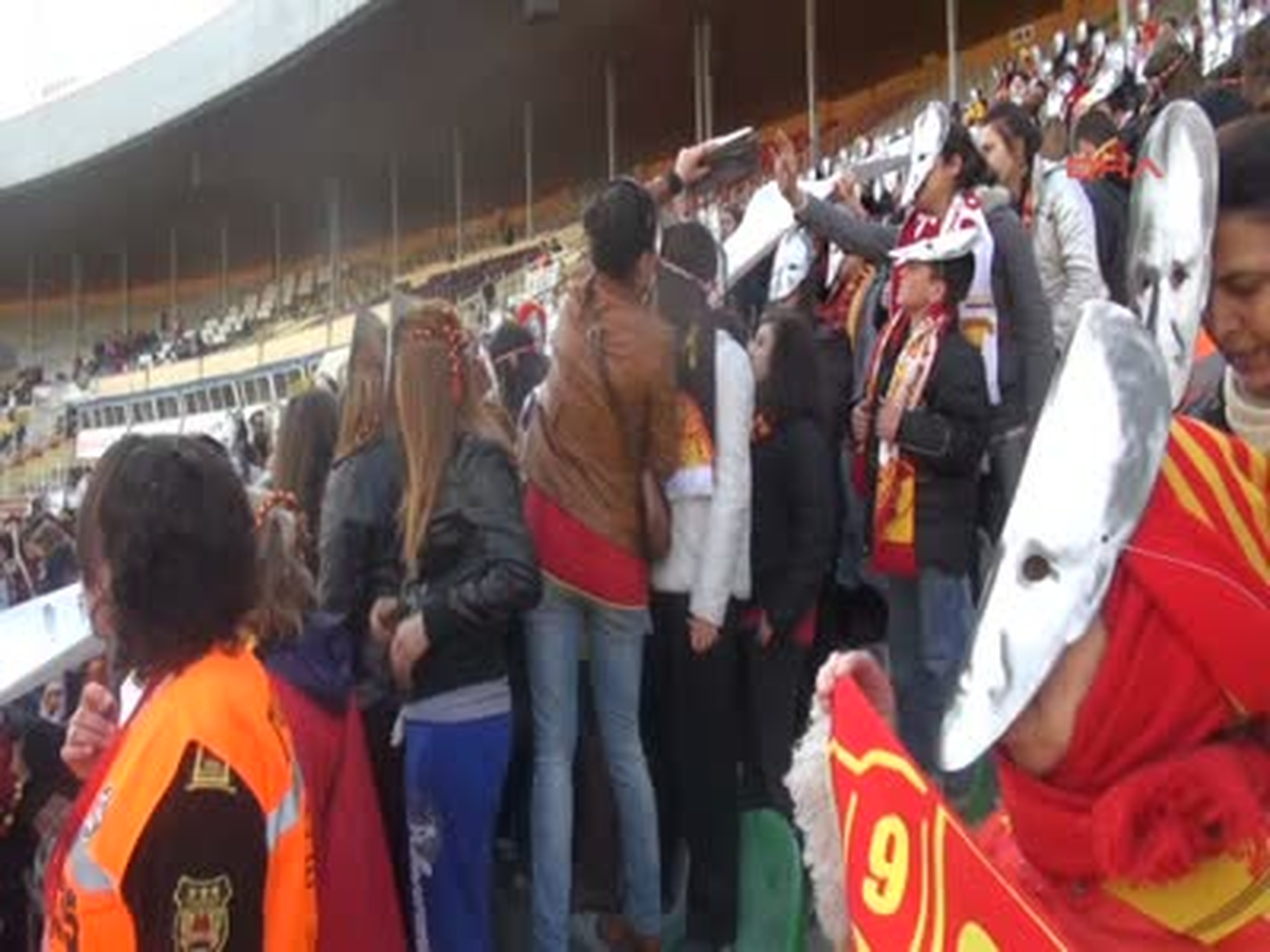 Göztepe Taraftarı Atatürkün Hitabesini Okudu