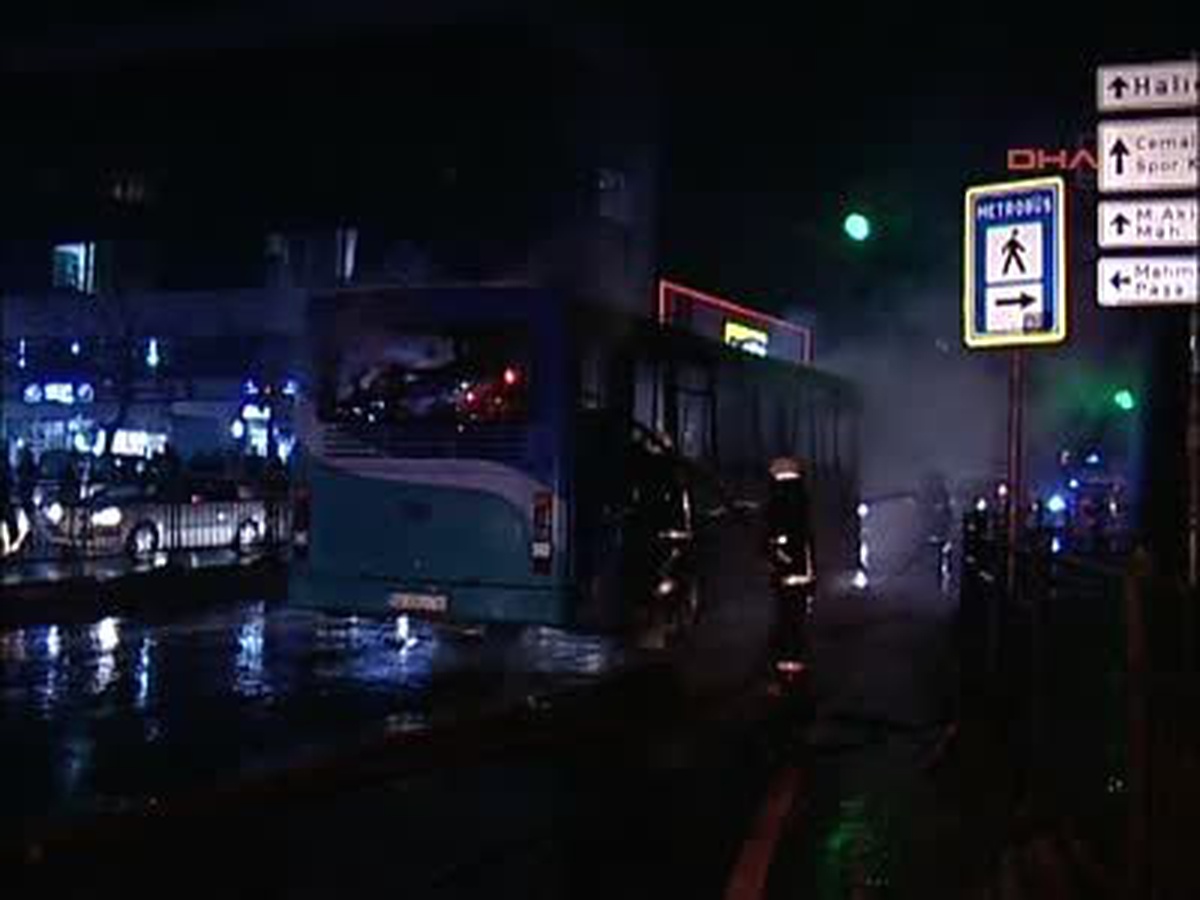 Halk Otobüsünü Molotofkokteyli Atarak Yaktılar